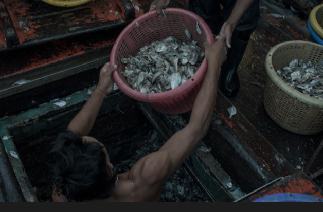 Sklave auf tahiländischen Boot (Foto: Ausschnitt aus Bild in The Guardian)