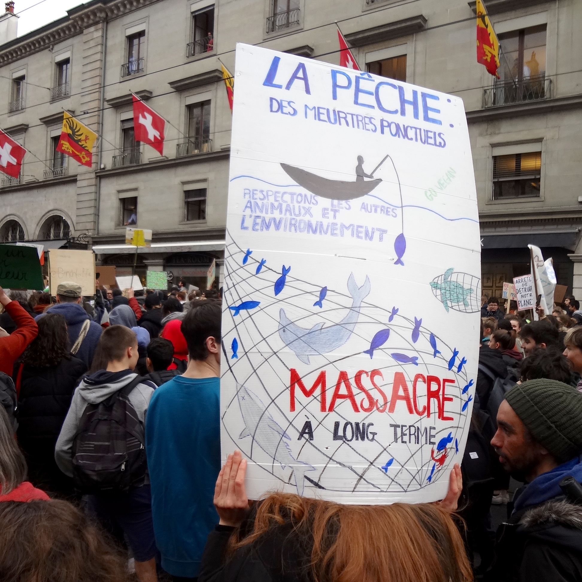 «Fischen: einmalige Morde… langfristiges Massaker». Transparent am Klimaschplerstreik  im März 2019 in Genf. (MHM55/Wikimedia Commons)